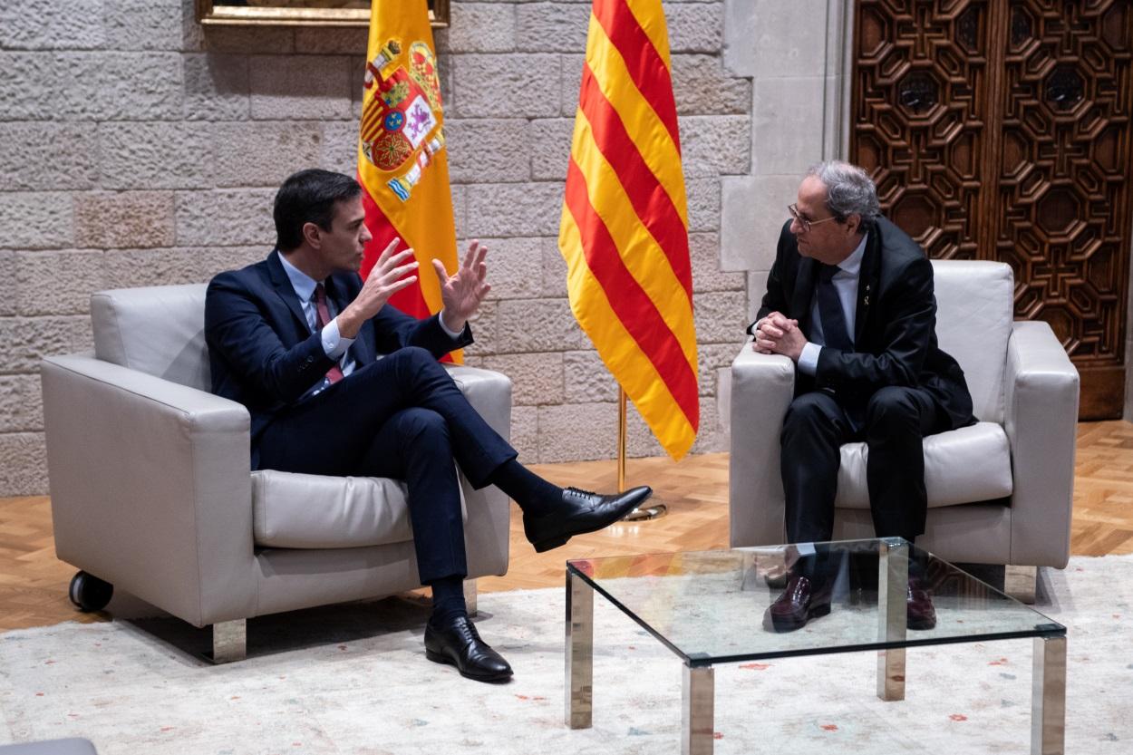 El presidente de la Generalitat, Quim Torra (dech) y el presidente del Gobierno, Pedro Sánchez (izq), durante su reunión, en Barcelona Catalunya (España)