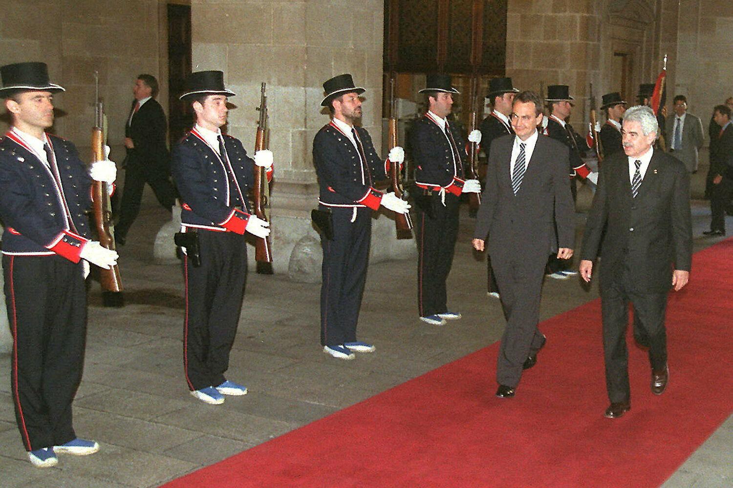 El expresidente del Gobierno, José Luis Rodríguez Zapatero, recibido con honores en la Generalitat por Pasqual Maragall.