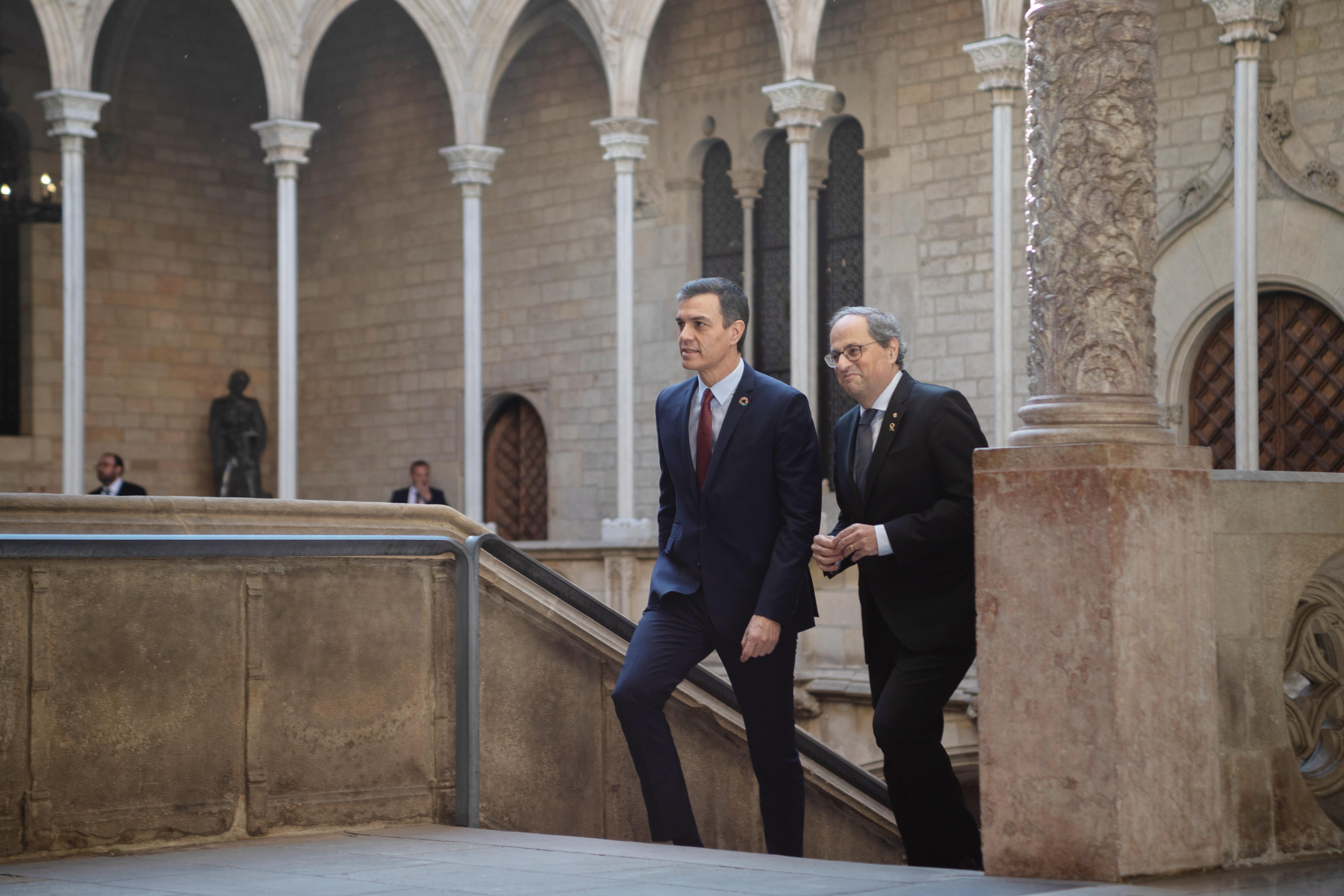 El presidente de la Generalitat Quim Torra (dech) y el presidente del Gobierno Pedro Sánchez (izq) a su llegada al Palau de la Generalitat antes de su reunión en Barcelona Catalunya (España) a 6