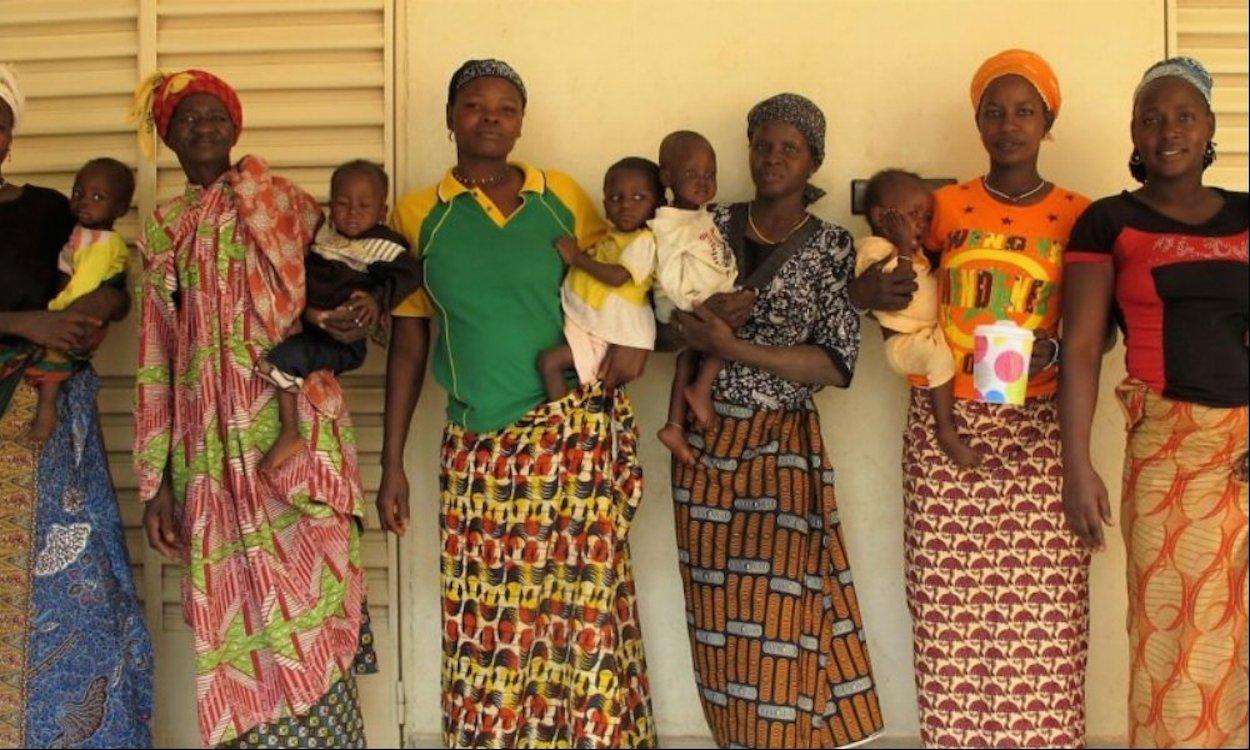 Mujeres africanas con sus hijas. MEDICUS MUNDI