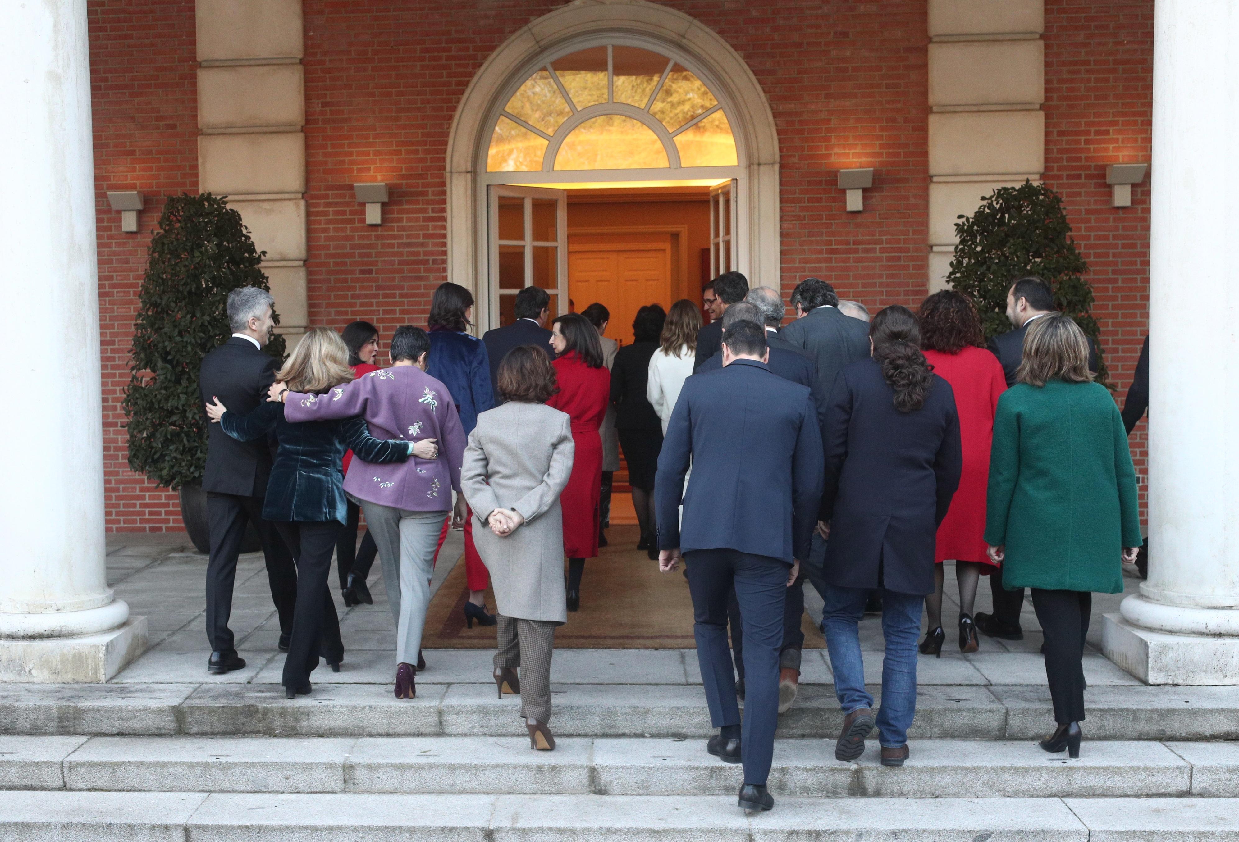 El presidente del Gobierno los cuatro vicepresidentes y los 18 ministros entran en La Moncloa. Fuente: Europa Press.