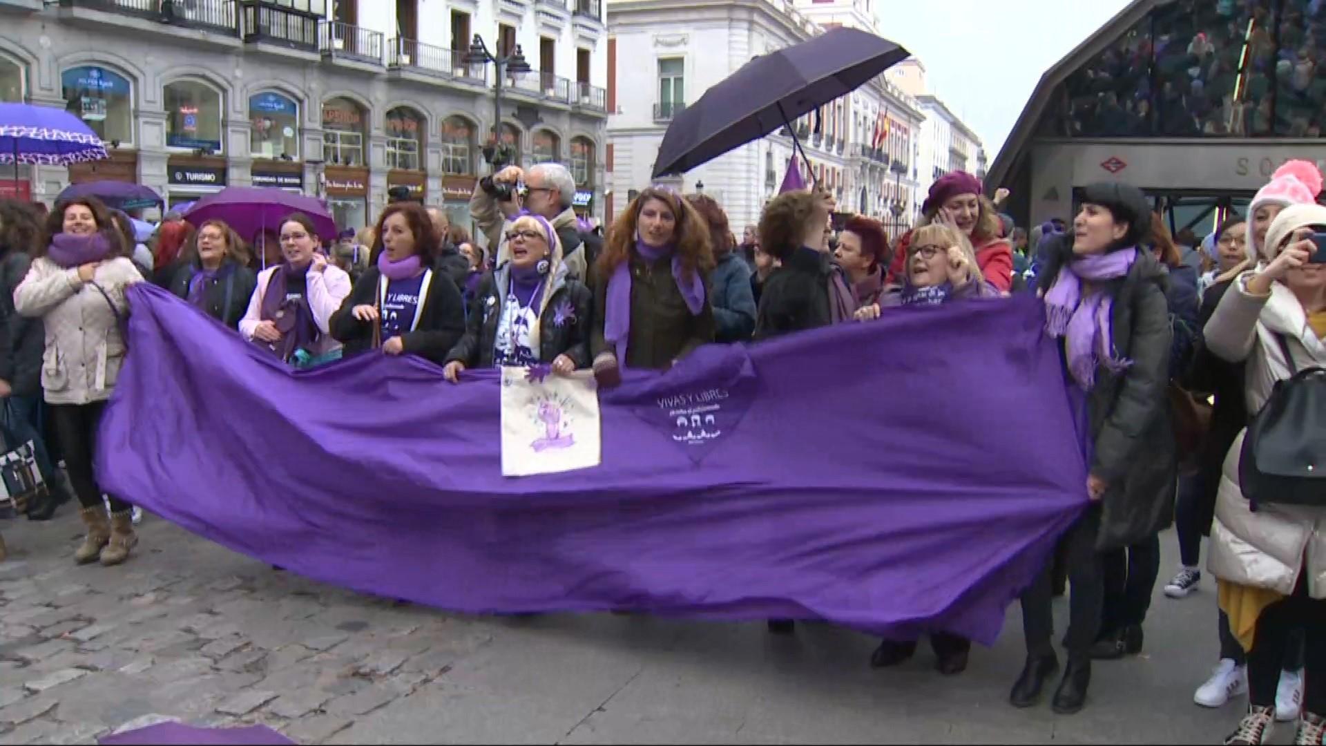 Unas 7 000 mujeres protagonizan una cadena feminista en Madrid para reclamar que el 8M se extienda 