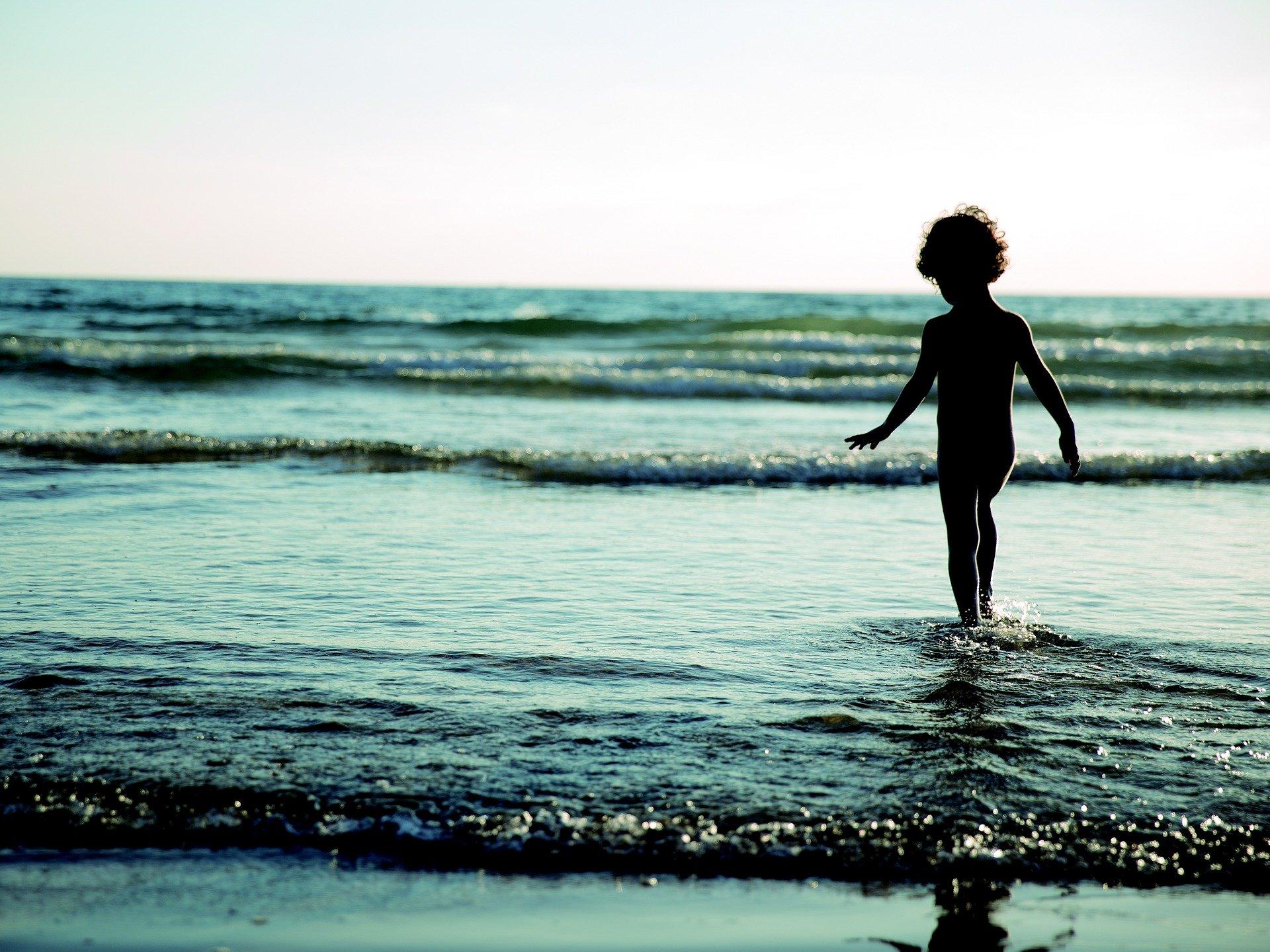 Un niño en la playa. PIXABAY