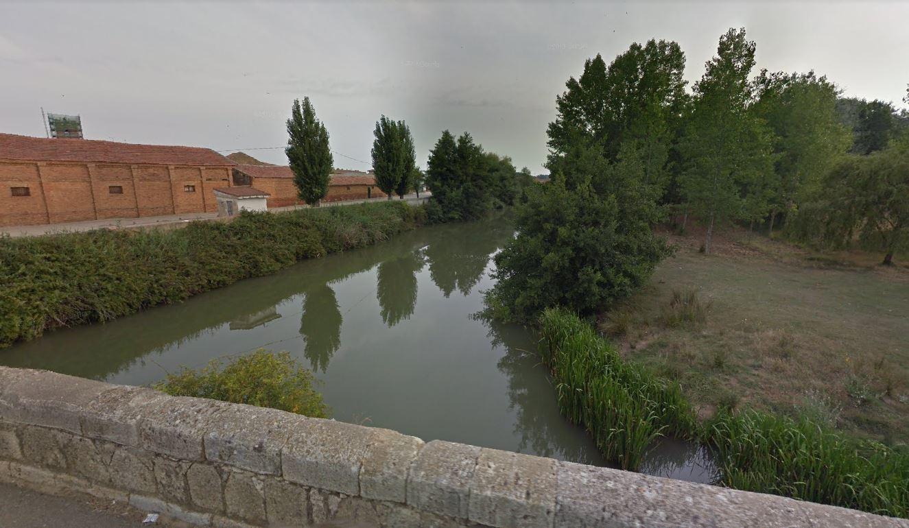 El río Carrión, a su paso por Husillos (Palencia), donde la pareja tiró al recién nacido.