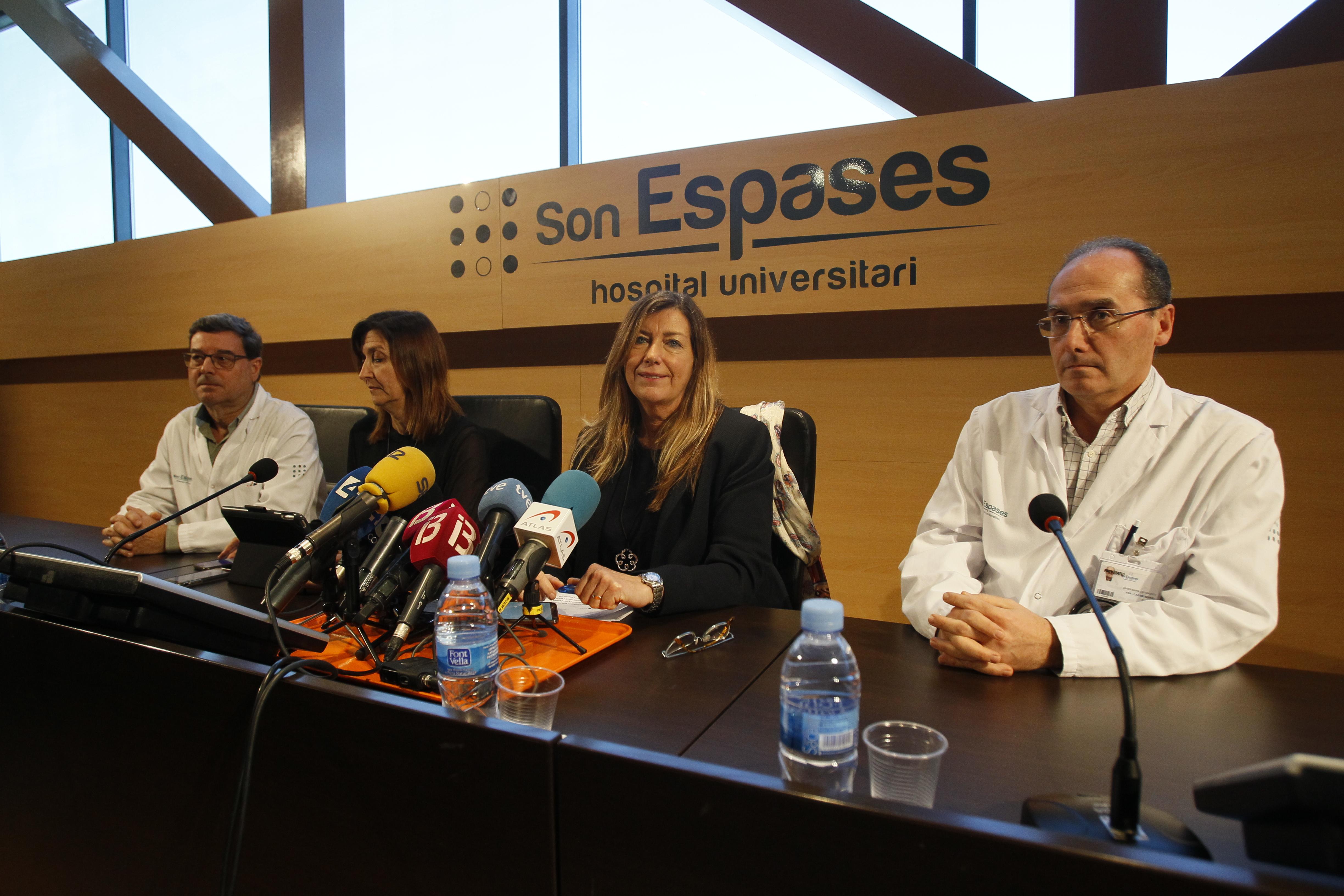 El Jefe de Medicina interna del Hospital Son Espases Javier Murillas; la Directora general de Salud Pública Maria Antònia Font; la Consellera de Salud y Consumo Patricia Gómez / Europa Press