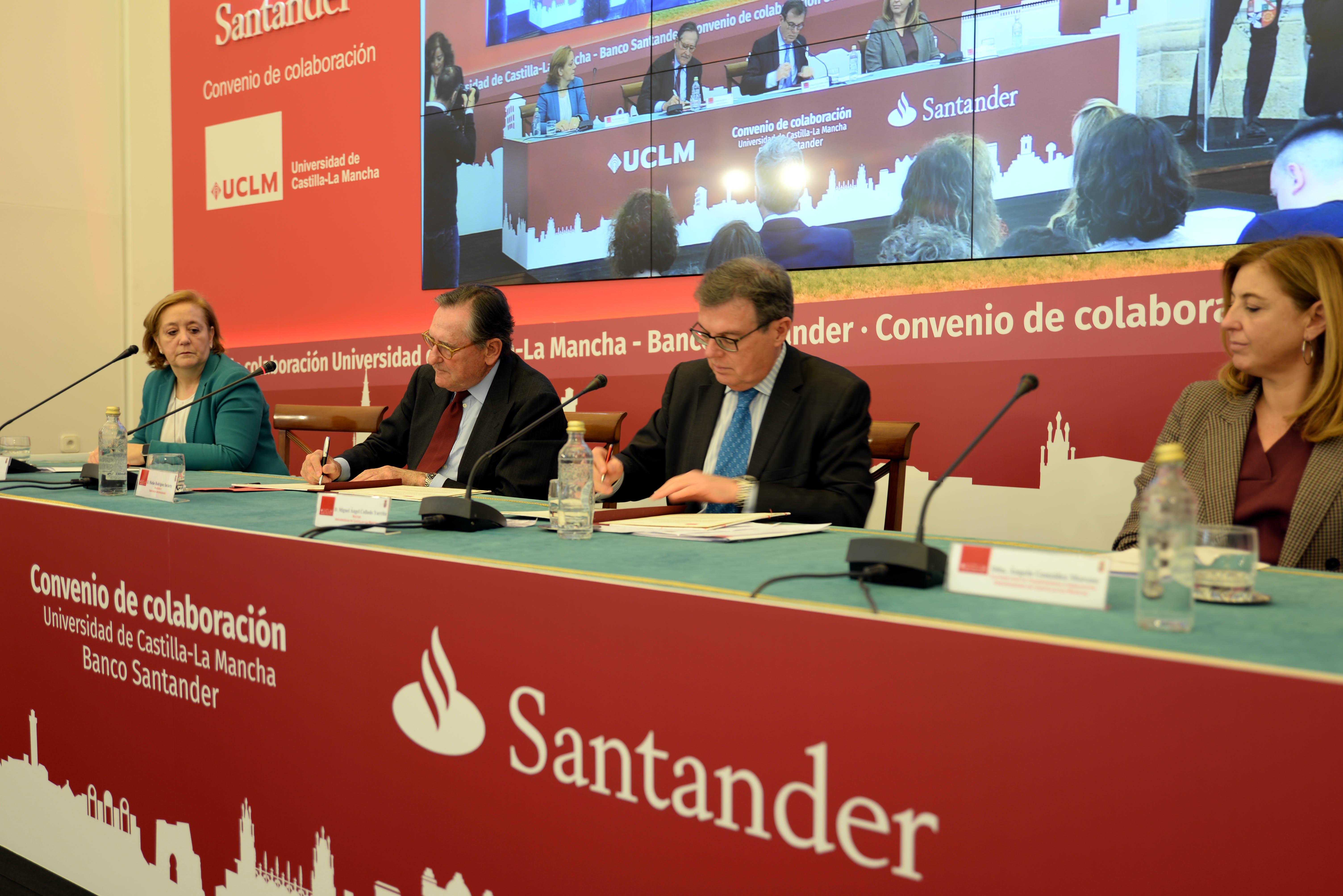 Firma de convenio entre Banco Santander y la UCLM