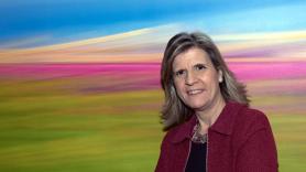 Eva Bach, pedagoga, maestra, formadora de formadores y escritora, es especialista en desarrollo personal, inteligencia emocional, comunicación y relaciones interpersonales