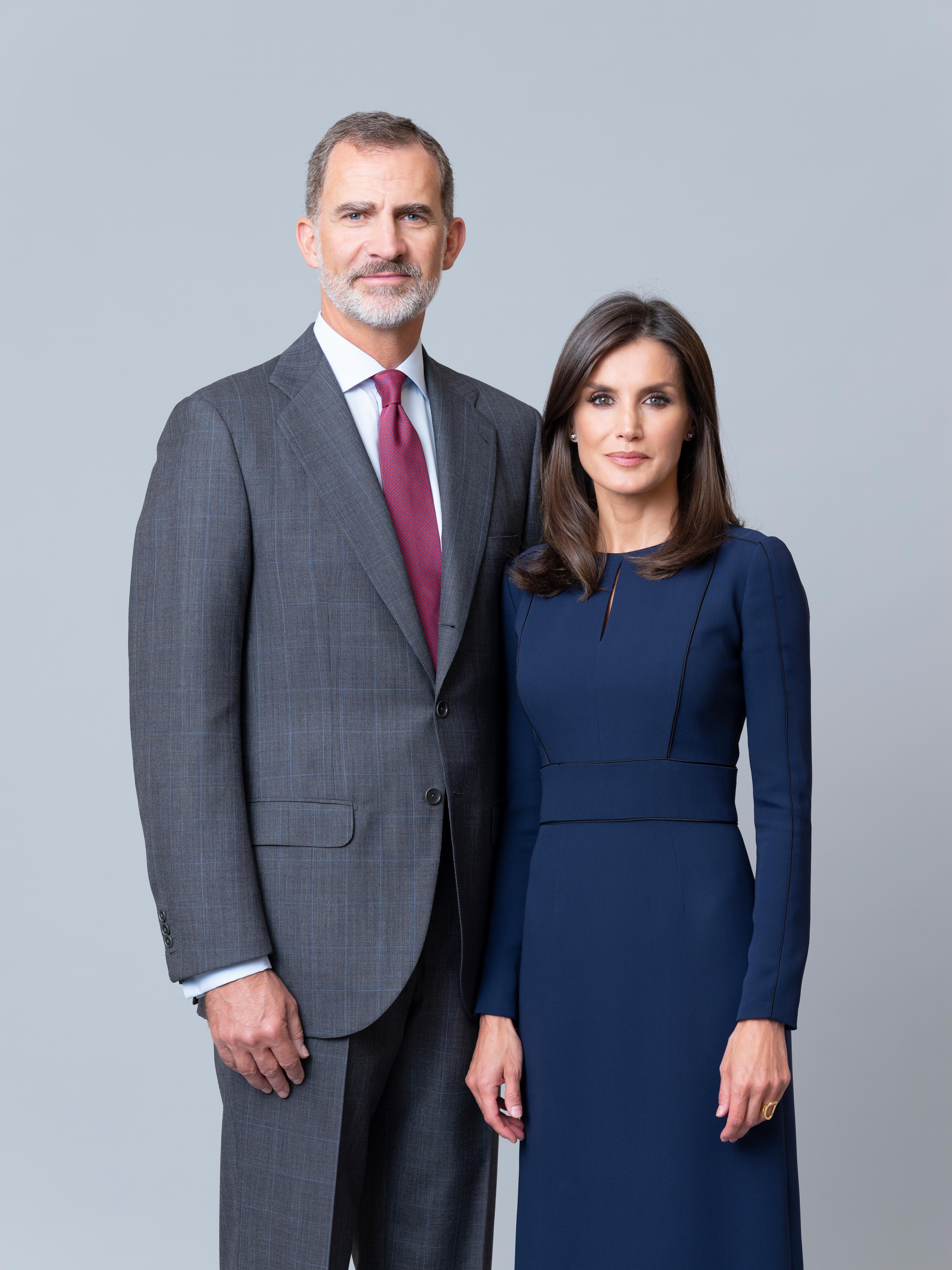 Los Reyes Felipe VI y Letizia posan en sus nuevos retratos oficiales. Estela de Castro (Casa Real)