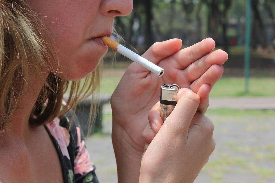 Una mujer fumando en una pausa en el trabajo