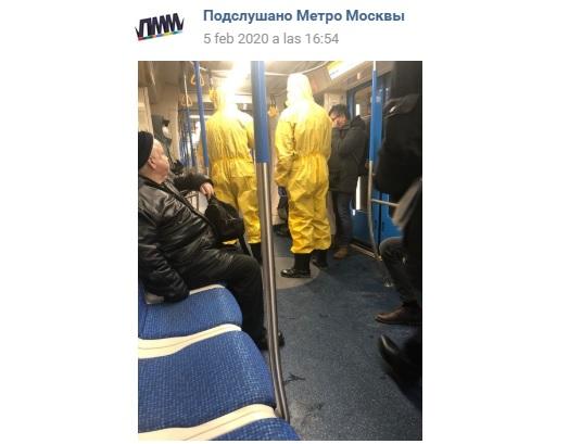La imagen de dos personas disfrazadas en el metro de Rusia  Metro de Moscú