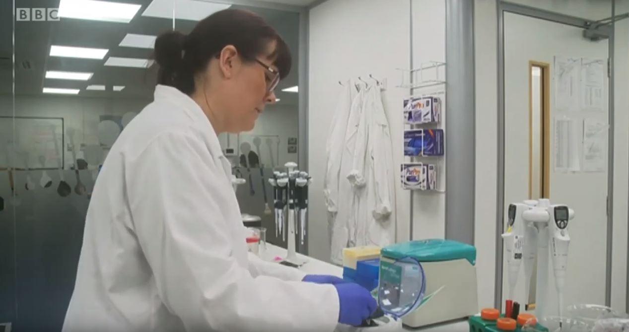 Una trabajadora de Novacyt trabajando en el diagnóstico del coronavirus