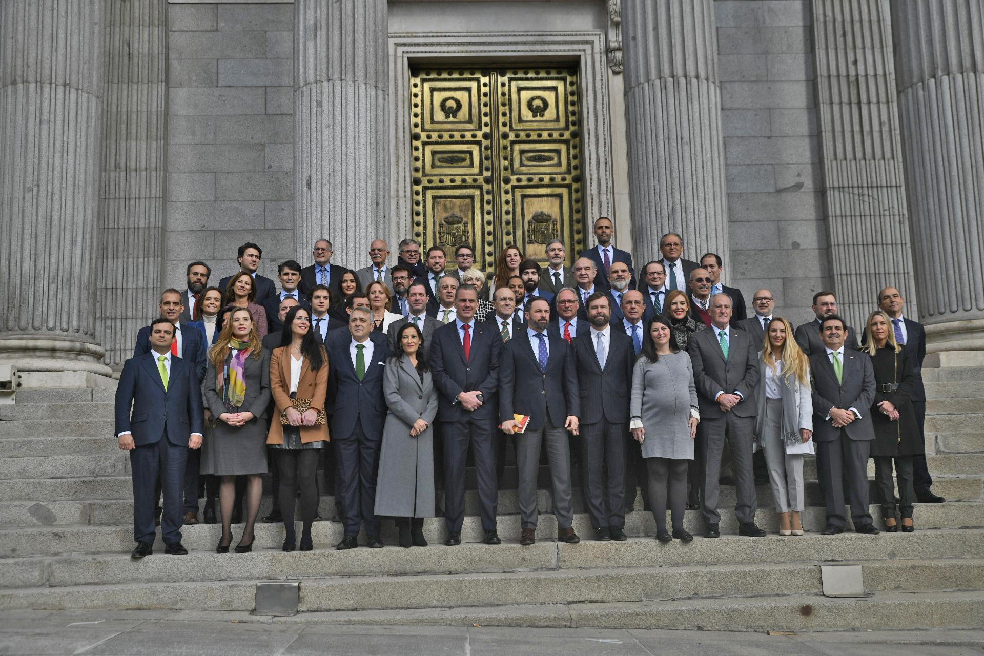 Foto de familia de los 52 diputados electos de Vox en la escalinata principal del Congreso de los Diputados El portavoz de Vox en el Ayuntamiento de Madrid Javier Ortega Smith (6i); el president