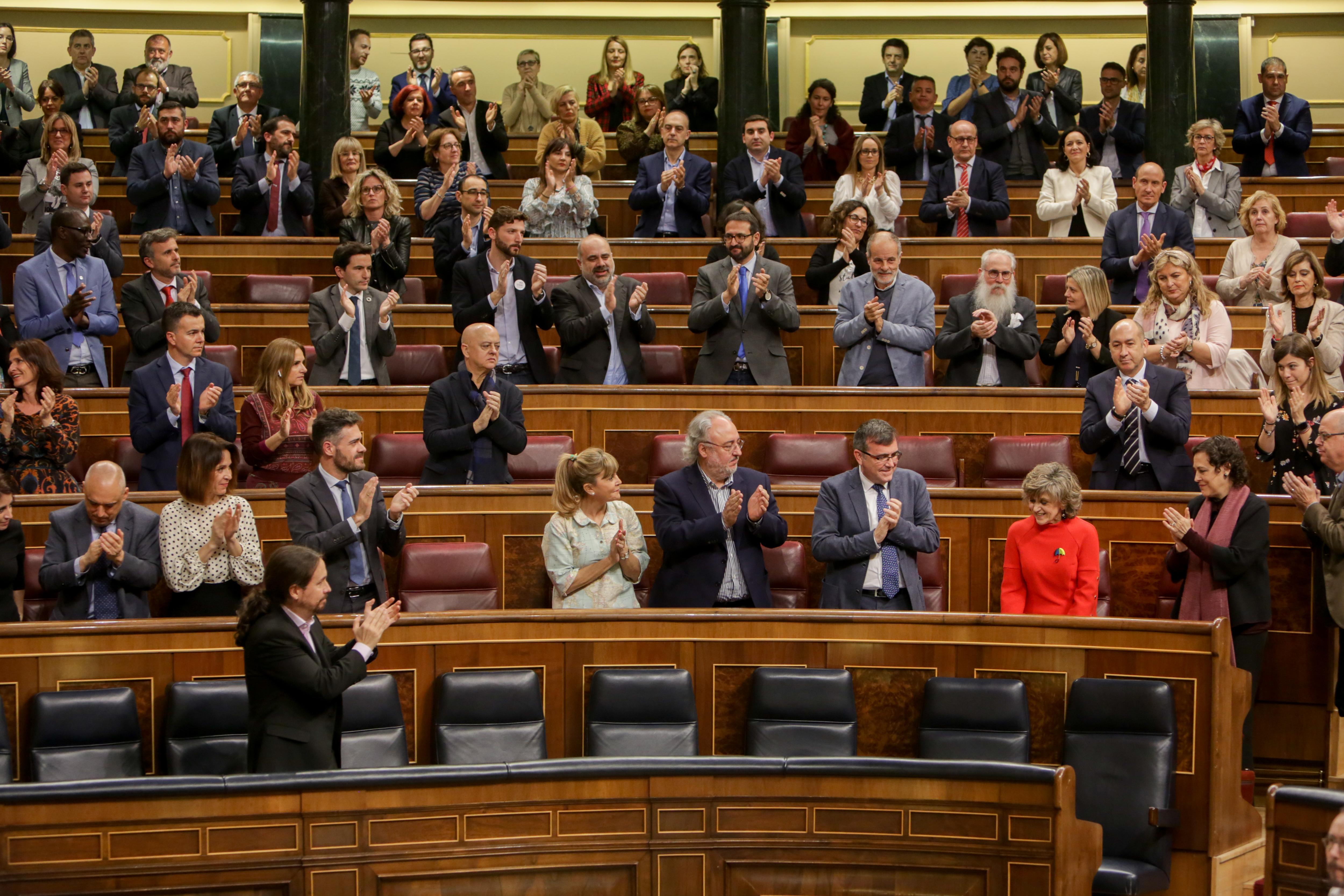 La bancada socialista del Congreso aplaude a la diputada socialista y exministra de Sanidad Consumo y Bienestar Social María Luisa Carcedo tras su intervención desde la tribuna en defensa de la 