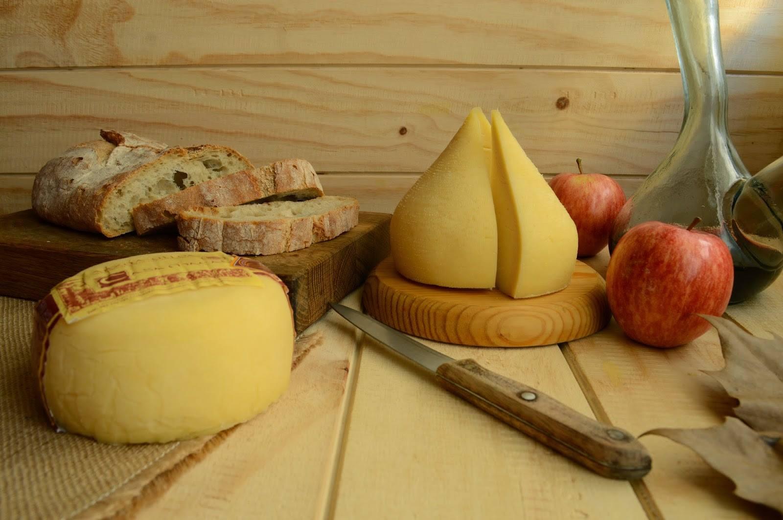 Algunos de los quesos de Casa Macán, como el Tetilla y el Arzúa Ulloa