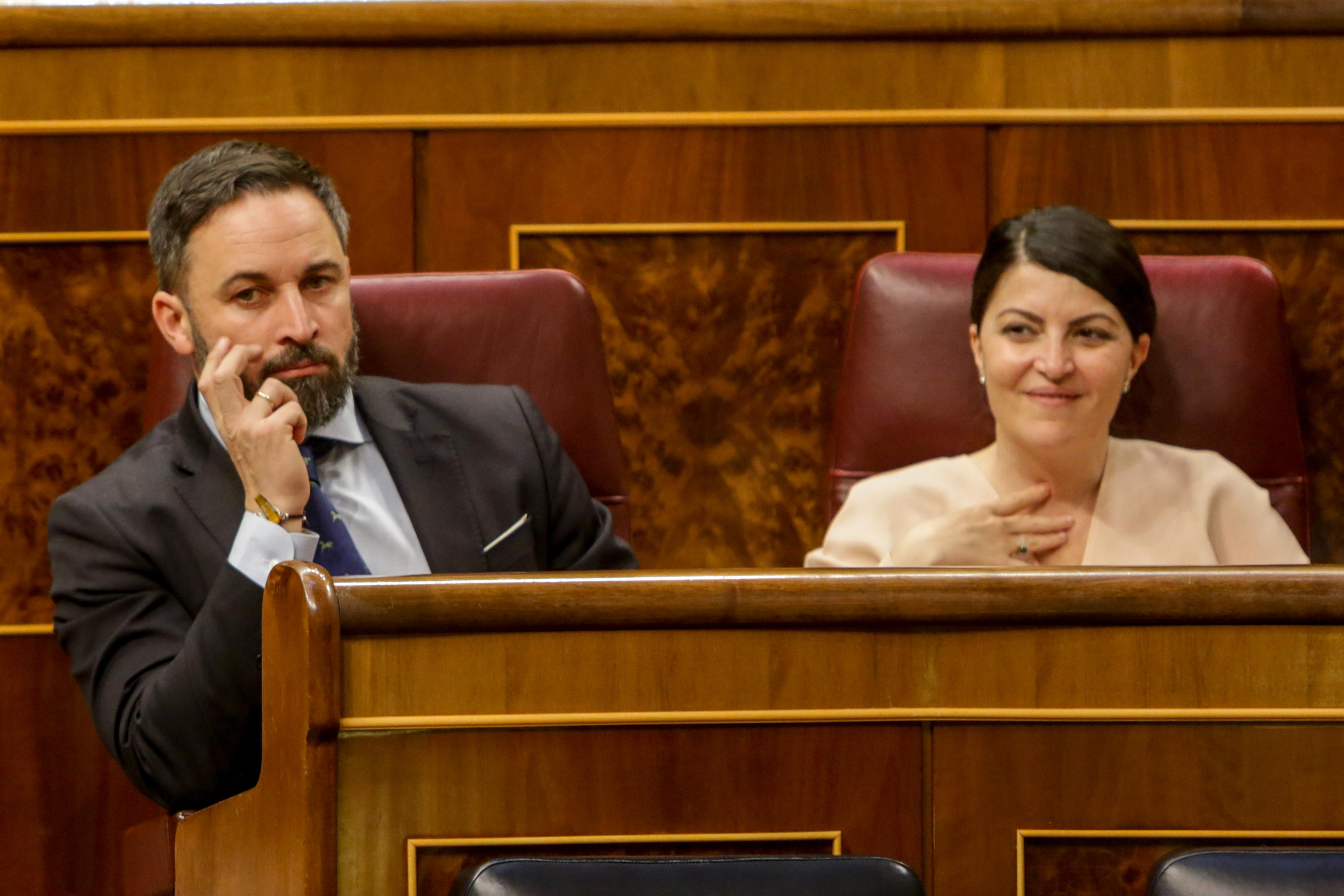 El presidente del VOX Santiago Abascal y la secretaria general del grupo parlamentario de Vox en el Congreso Macarena Olona durante la sesión plearia del Congreso en la que se debatir
