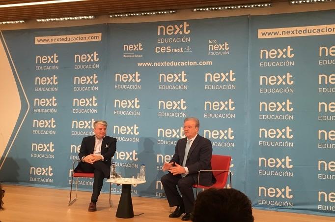 El presidente de Accenture en España Portugal e Israel Juan Pedro Moreno (i) y el periodista Manuel Campo Vidal (d) participan en el Foro Next Vértigo Digital en Madrid - Europa Press 