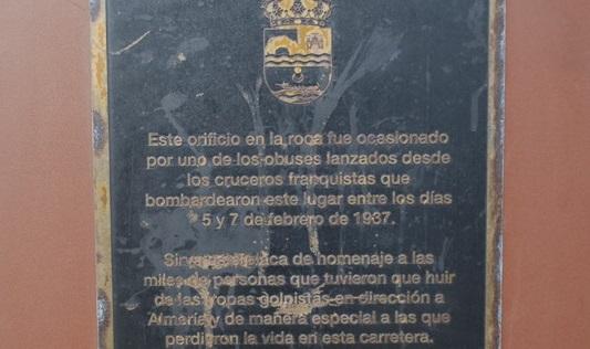 Imagen de la placa dedicada a 'La Desbandá'