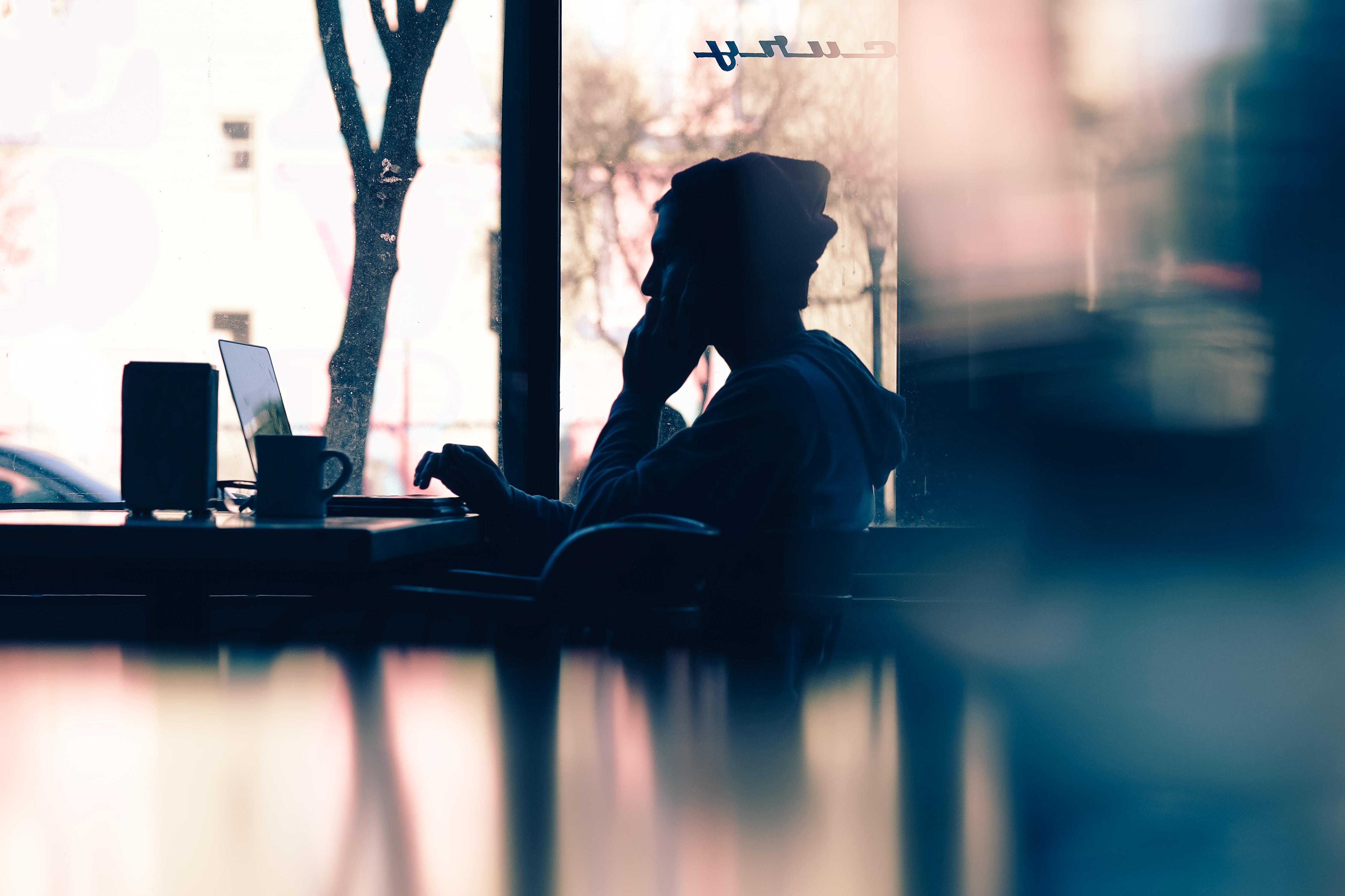 Un hombre habla por teléfono mientras está conectado a Internet. Hannah Wei para Unsplash