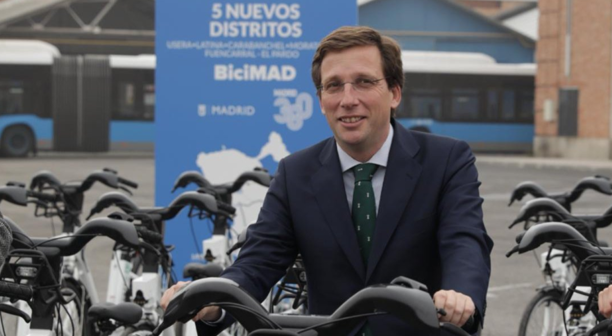 José Luis Martínez Almeida, alcalde de Madrid, sobre una biciclea de BiciMAD