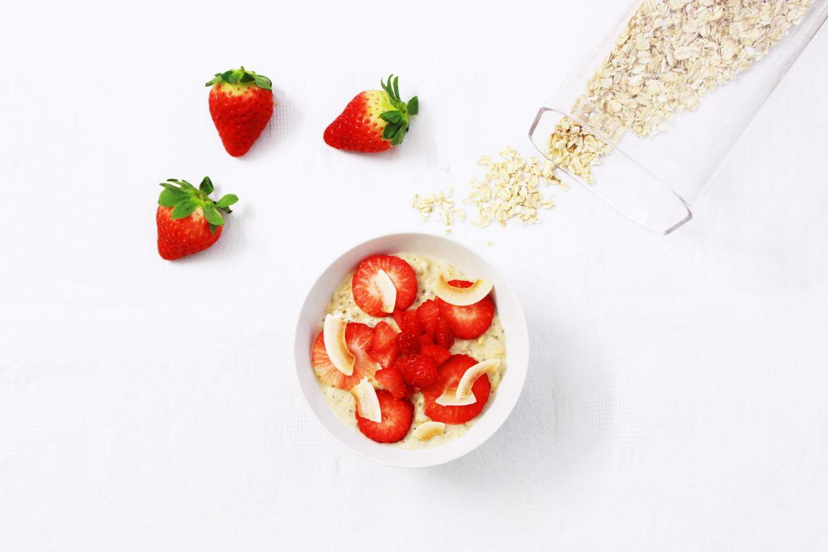 Este overnigh oats incorpora fresas y láminas de coco deshidratado. (Foto de Ana Azevedo en Unsplash)