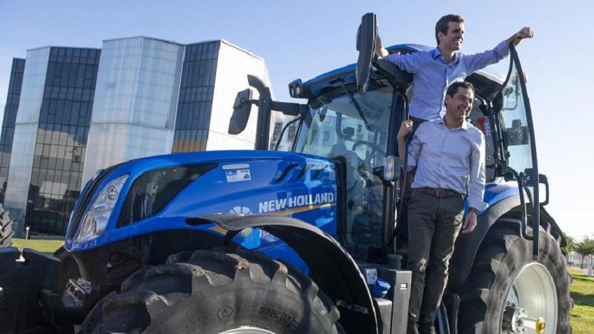 Pablo Casado y Moreno Bonilla subidos a un tractor en campaña electoral