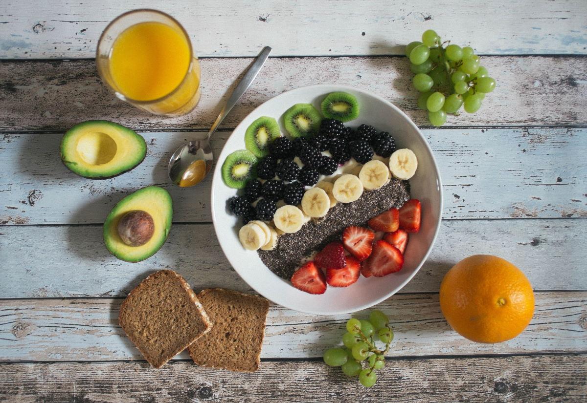 Los overnight oats permanecen toda la noche en la nevera y, al final, se incorpora la fruta fresca(Foto: Jannis Brandt / Unsplash) Los overnight oats permanecen toda la noche en la nevera y, al final, se incorpora la fruta fresca(Foto: Jannis Brandt / Unsplash)