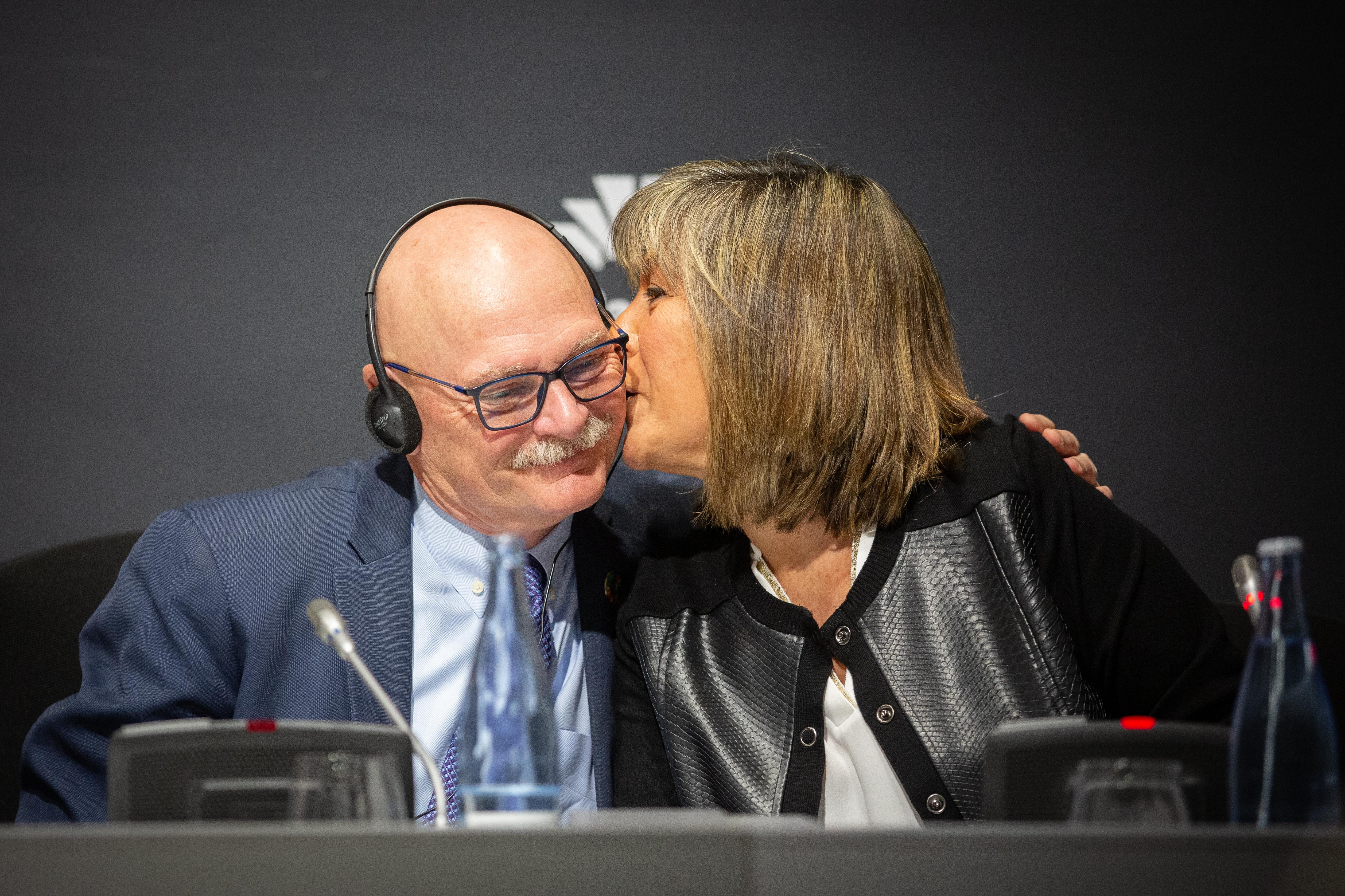 El consejero delegado de GSMA John Hoffman y la presidenta de la diputación de Barcelona Núria Marín Martínez en rueda de prensa - Europa Press