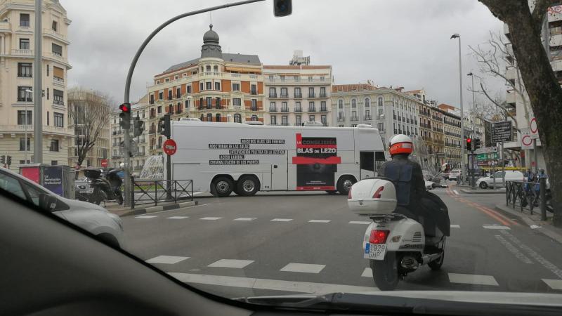 Bus fletado por las familias del Blas de Lezo para pasear sus reivindicaciones por la capital. Foto de las familias