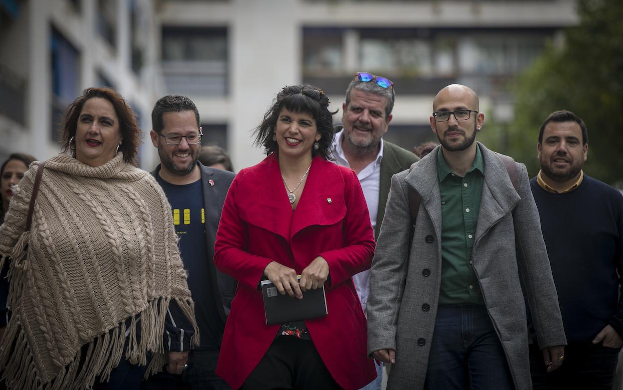 Teresa Rodríguez, flanqueada por dirigentes de Podemos Andalucía, esta mañana en Sevilla. MARÍA JOSÉ LÓPEZ/EP