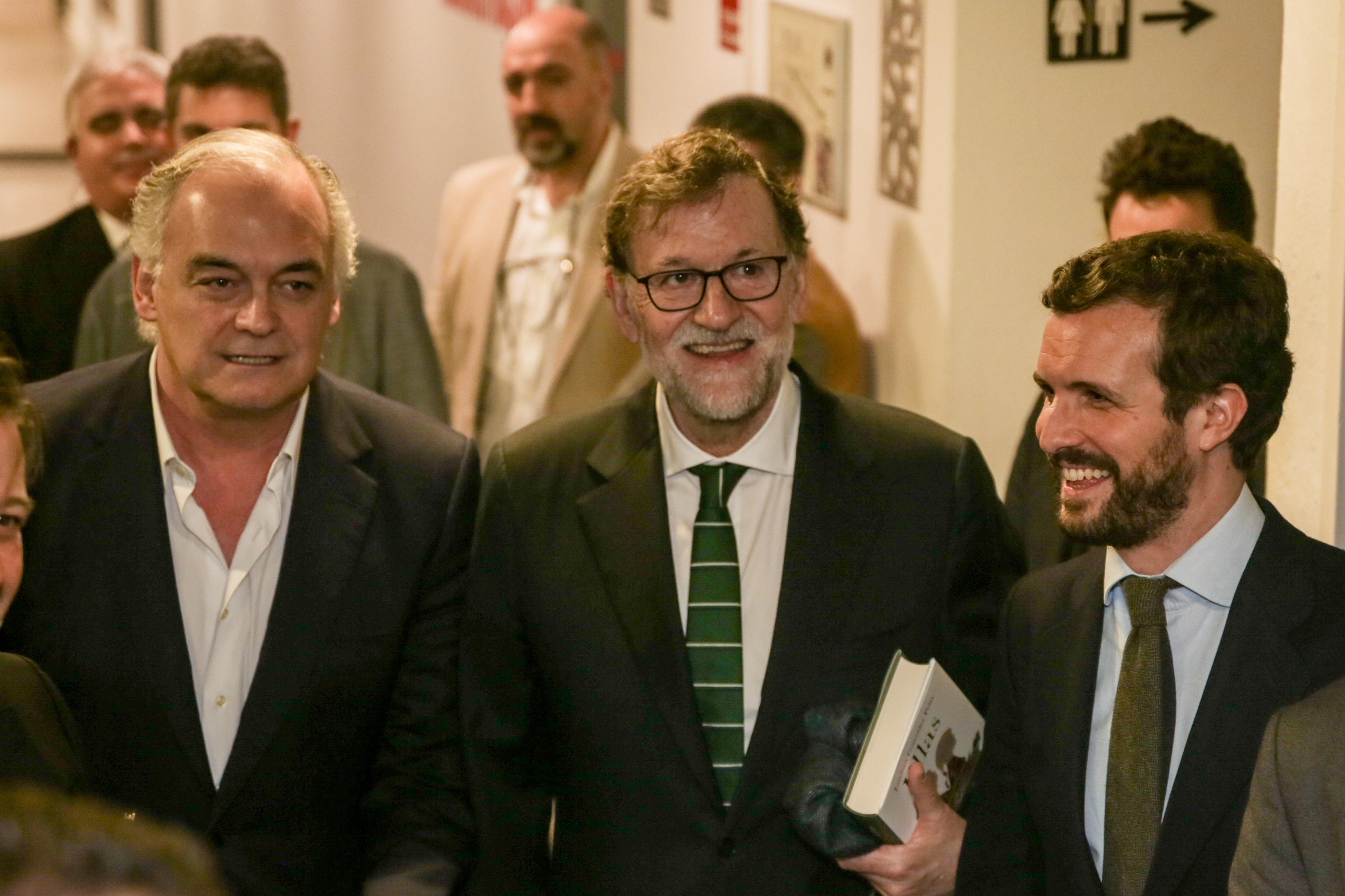 El autor del libro 'Ellas' Esteban González Pons; el expresidente del Gobierno Mariano Rajoy; y el presidente del Partido Popular Pablo Casado. Fuente: EP.