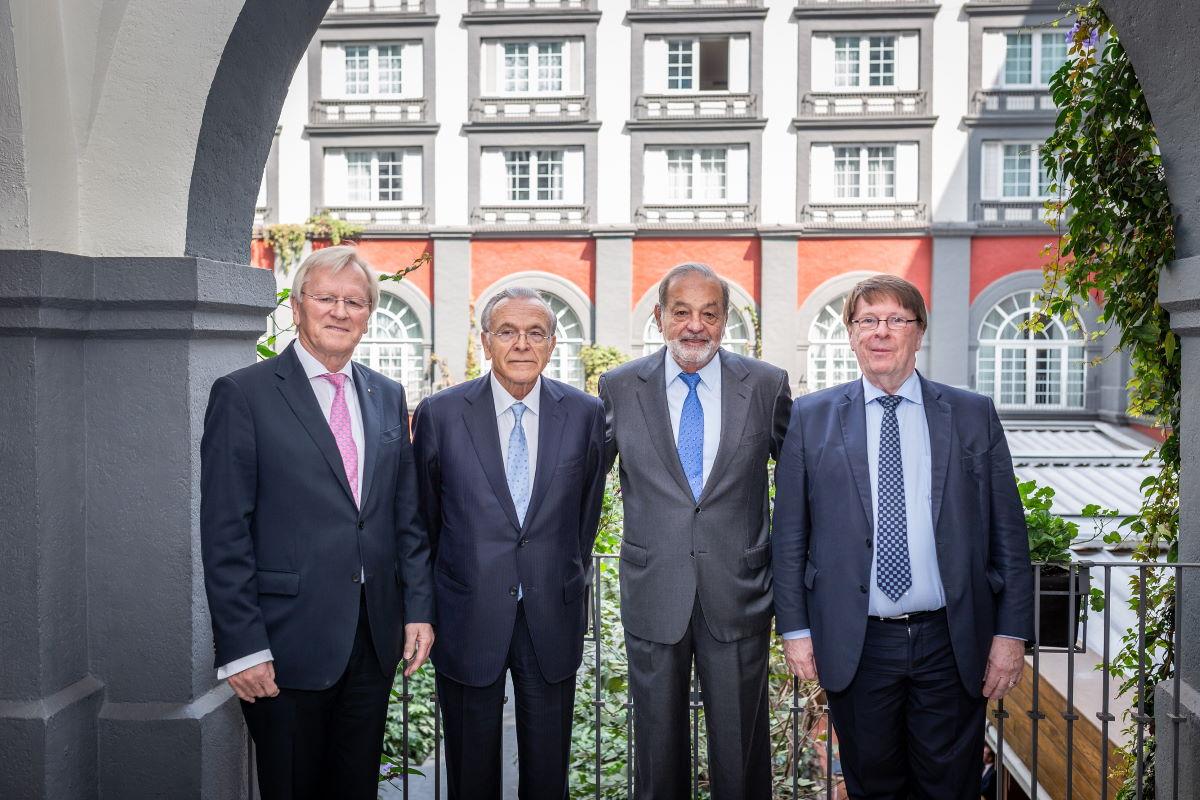 Isidro Fainé (segundo por la izquierda), junto a H. Haasis, Carlos Slim y C. de Noose  en la reunión del WSBI México
