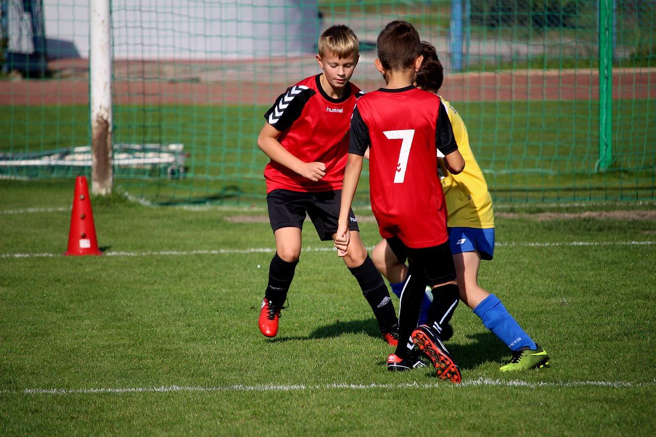 Niños jugando a fútbol. Pixabay