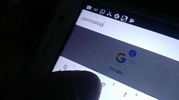 Cuidado con ver porno en tu teléfono móvil porque es peligroso