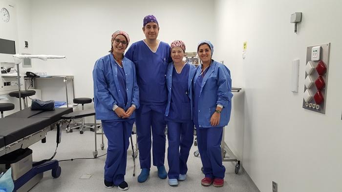 El Dr. Vivanco con el personal de la Unidad de cirugía ecoguiada ultra mínimamente invasiva El Dr. Vivanco con el personal de la Unidad de cirugía ecoguiada ultra mínimamente invasiva