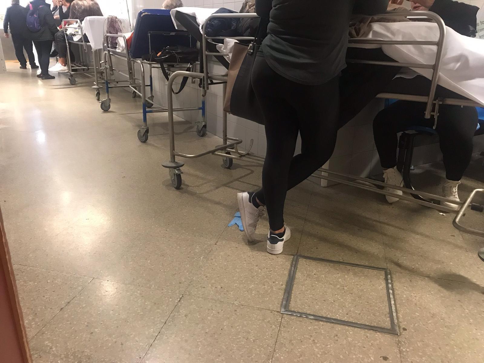 Camillas y pacientes hacinados en la sala de Urgencias. Fuente: Twitter.