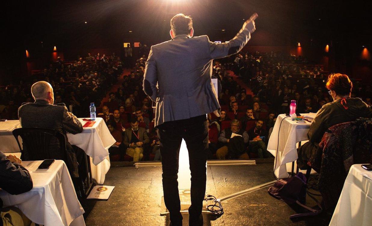 El coordinador de IU Andalucía, Toni Valero, saluda al plenario de la Asamblea de Balance, celebrada en Antequera. IU