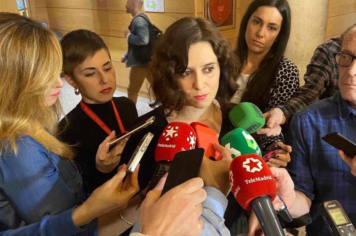 Isabel Díaz Ayuso atiende a los medios de comunicación en la Asamblea de Madrid