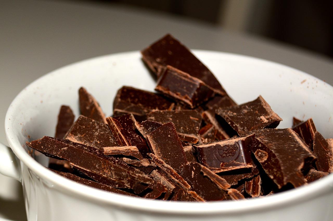 Trozos de chocolate en una taza. Pixabay