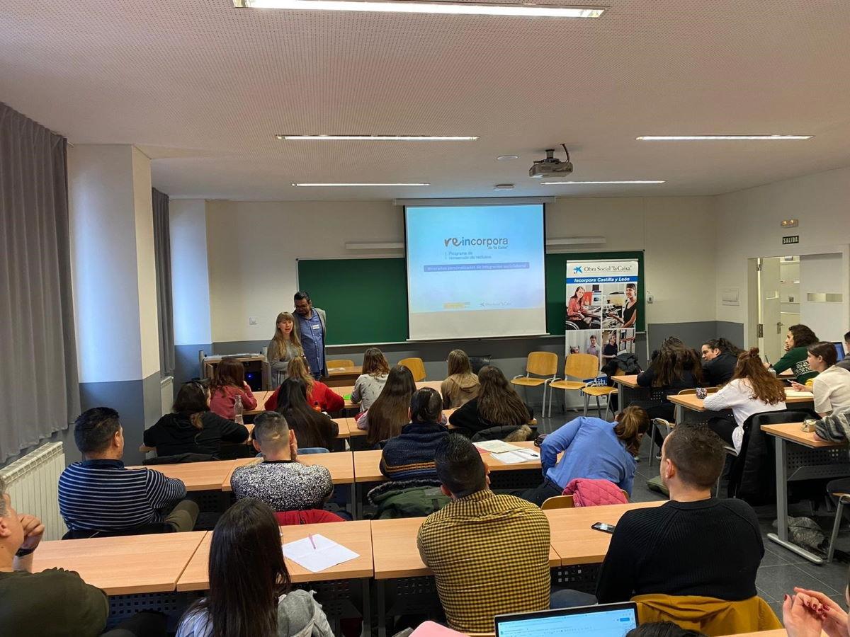 Un total de 13 internos del Centro Penitenciario de León ha realizado un servicio a la comunidad con la organización de un desayuno saludable como parte de su curso de cocina y restauración en la Facultad de Educación Social de León.