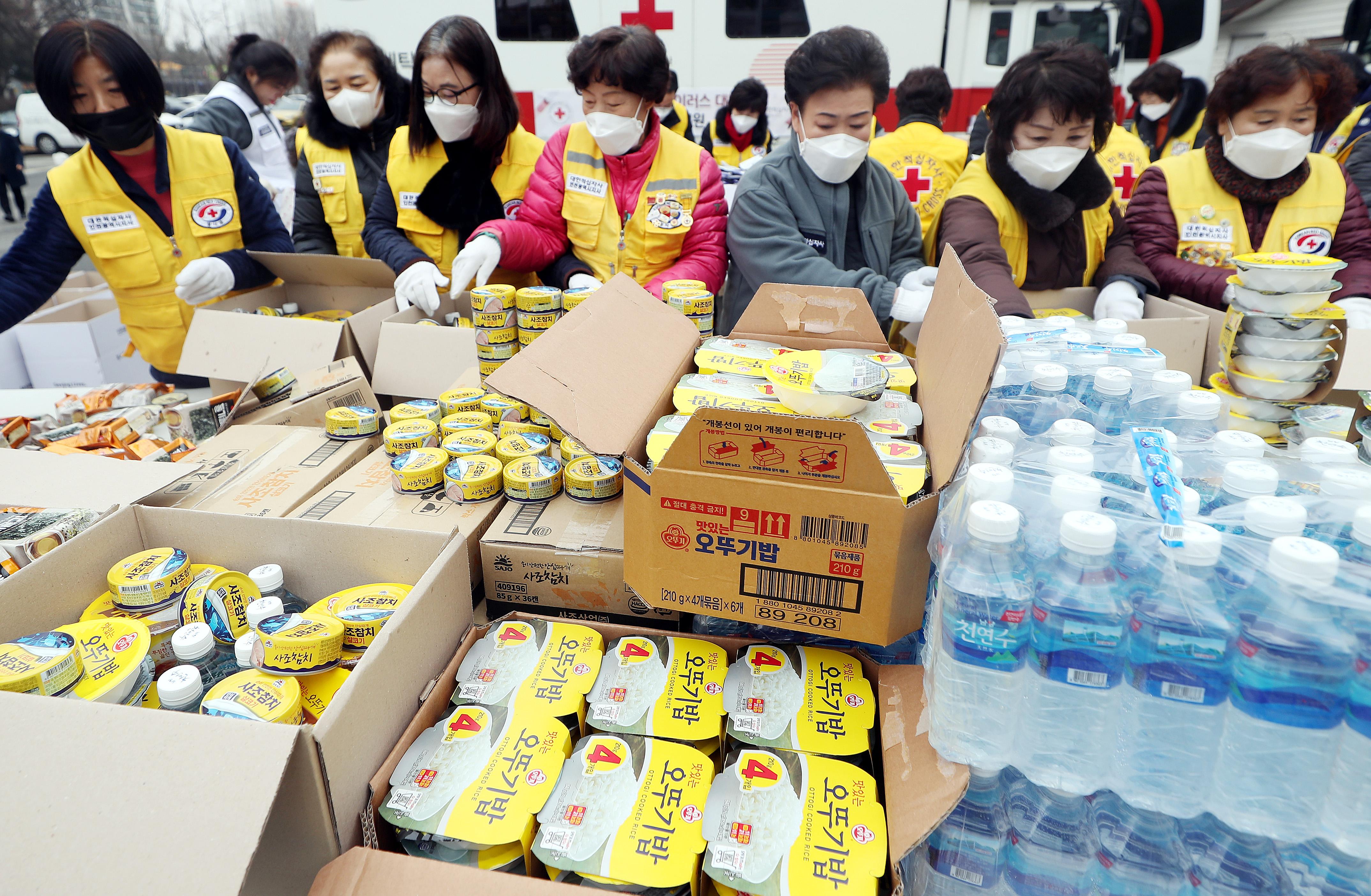 Varios voluntarios preparan sets de productos básicos por el coronavirus. EP