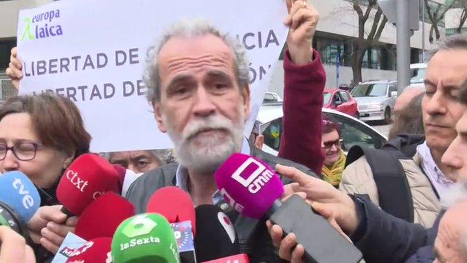 Willy Toledo, a su llegada a los juzgados donde se le juzga por un delito contra los sentimientos religiosos.