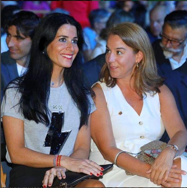 Carla Toscano (izquierda) llevando una camiseta de AC/DC. Fuente: Instagram.