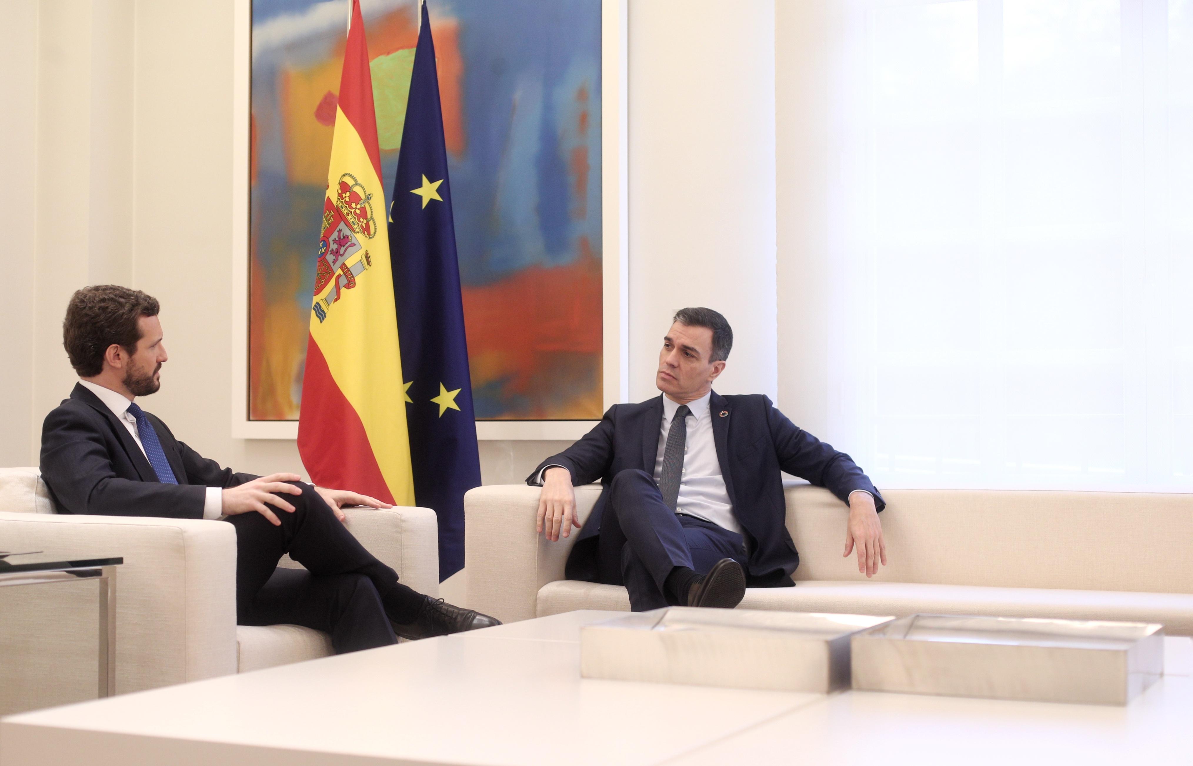 El presidente del Gobierno Pedro Sánchez (dech) y el presidente del PP Pablo Casado (izq) durante su reunión en el Palacio de La Moncloa en Madrid (España) a 17 de febrero de 2020 