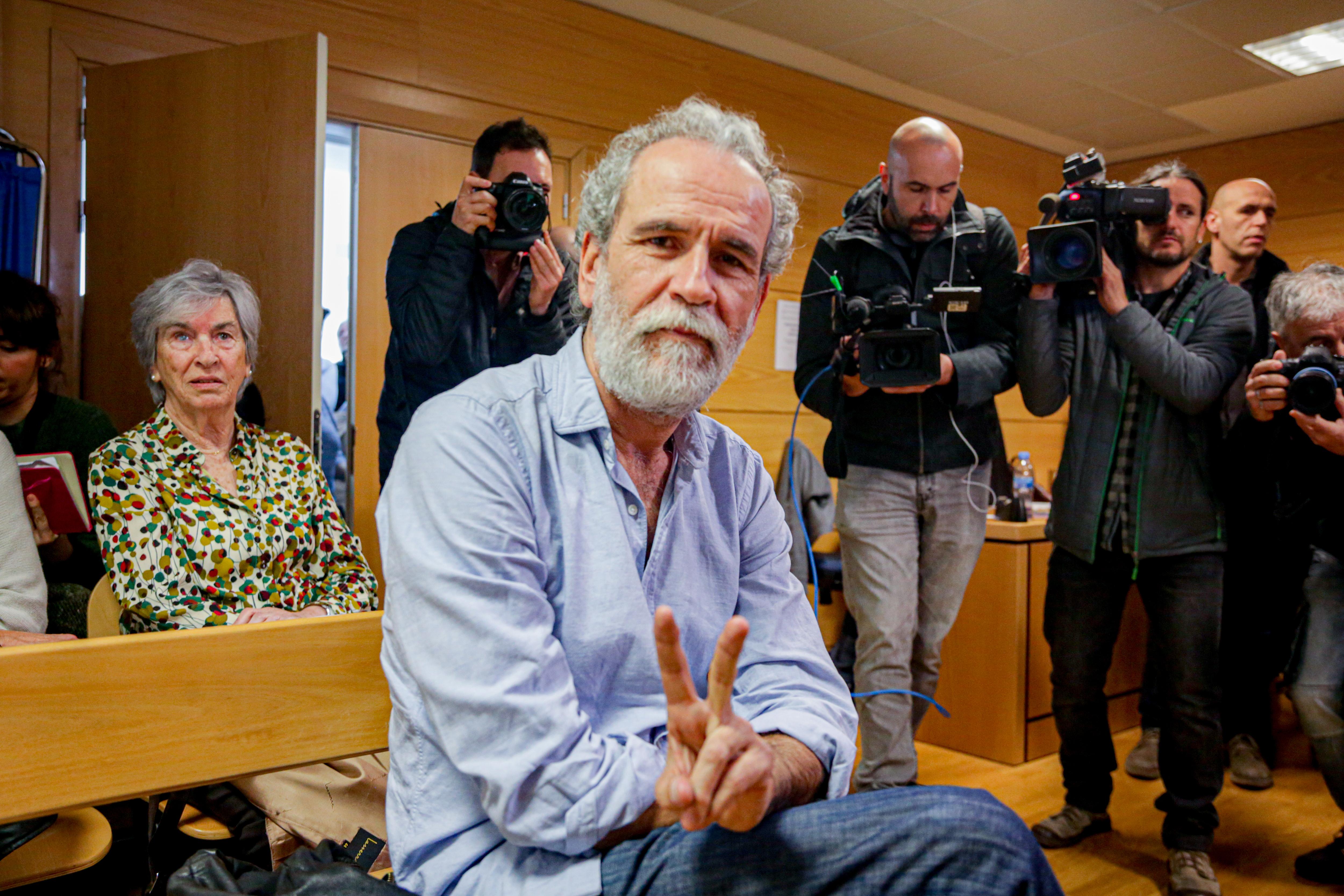 El actor Willy Toledo sentado en el banquillo de los acusados en el juzgado de lo Penal número 26 de Madrid. Fuente: EP.