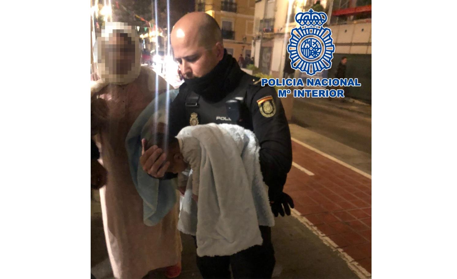 Un policía reanima a un recién nacido de dos meses / TWITTER 