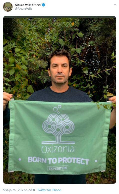 Arturo Valls posa con la bandera del proyecto Oxizonia