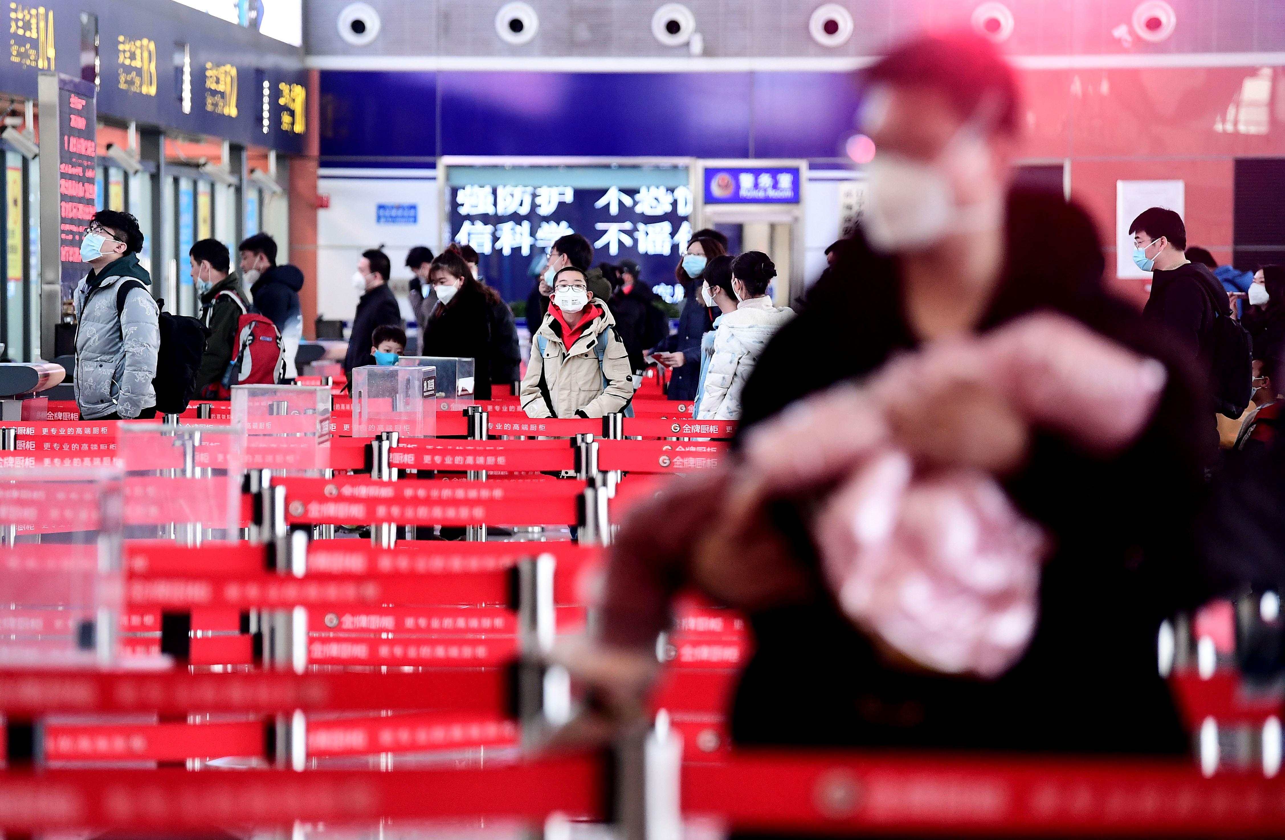 Ciudadanos asiáticos en un aeropuerto / EUROPAPRESS