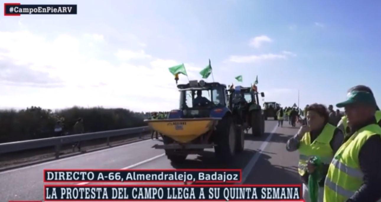 Los agricultores extremeños provocan cortes en 12 carreteras