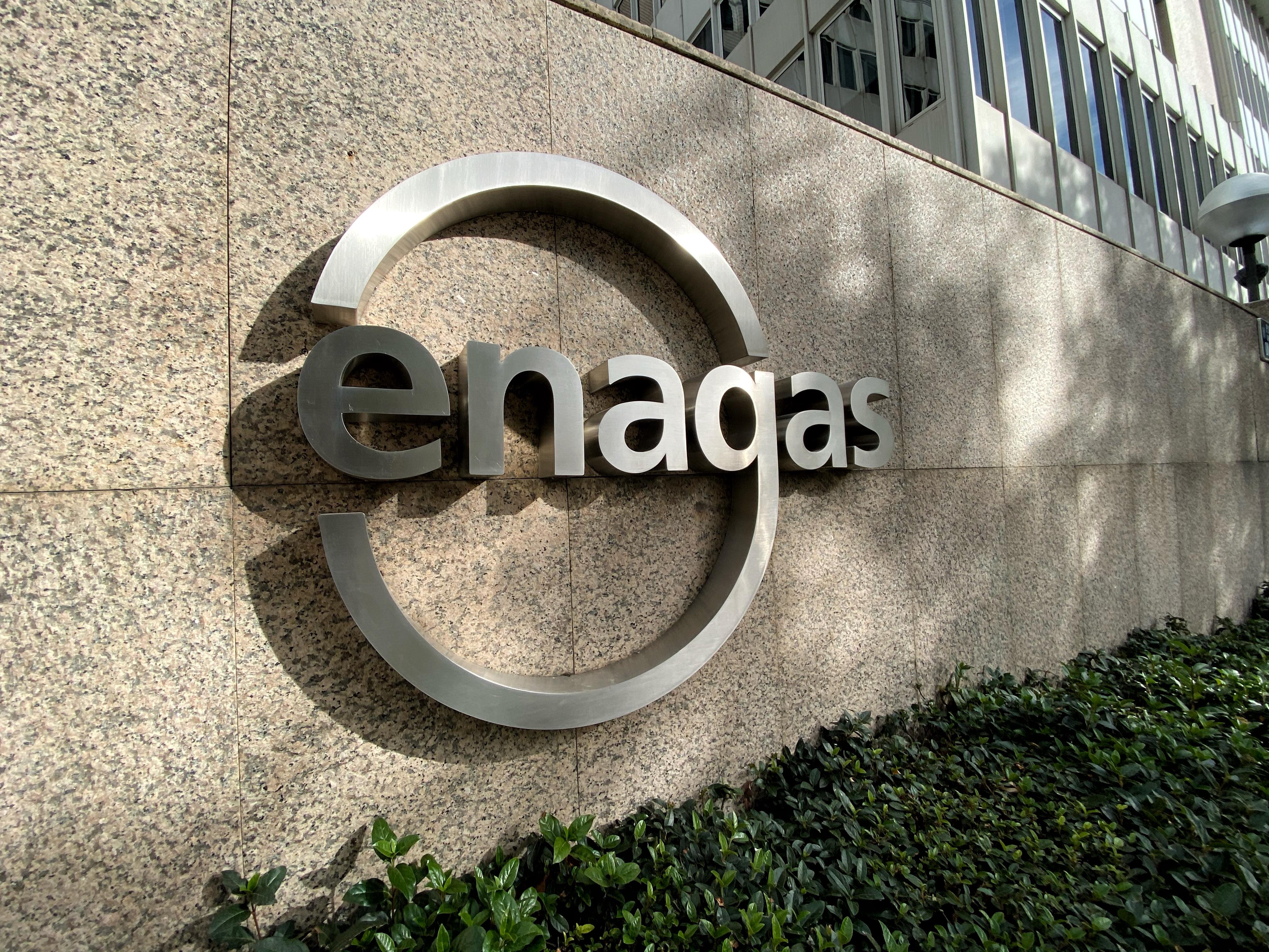 Detalle del logo de Enagás en la sede de la empresa de infraestructuras de gas natural en Madrid - Europa Press