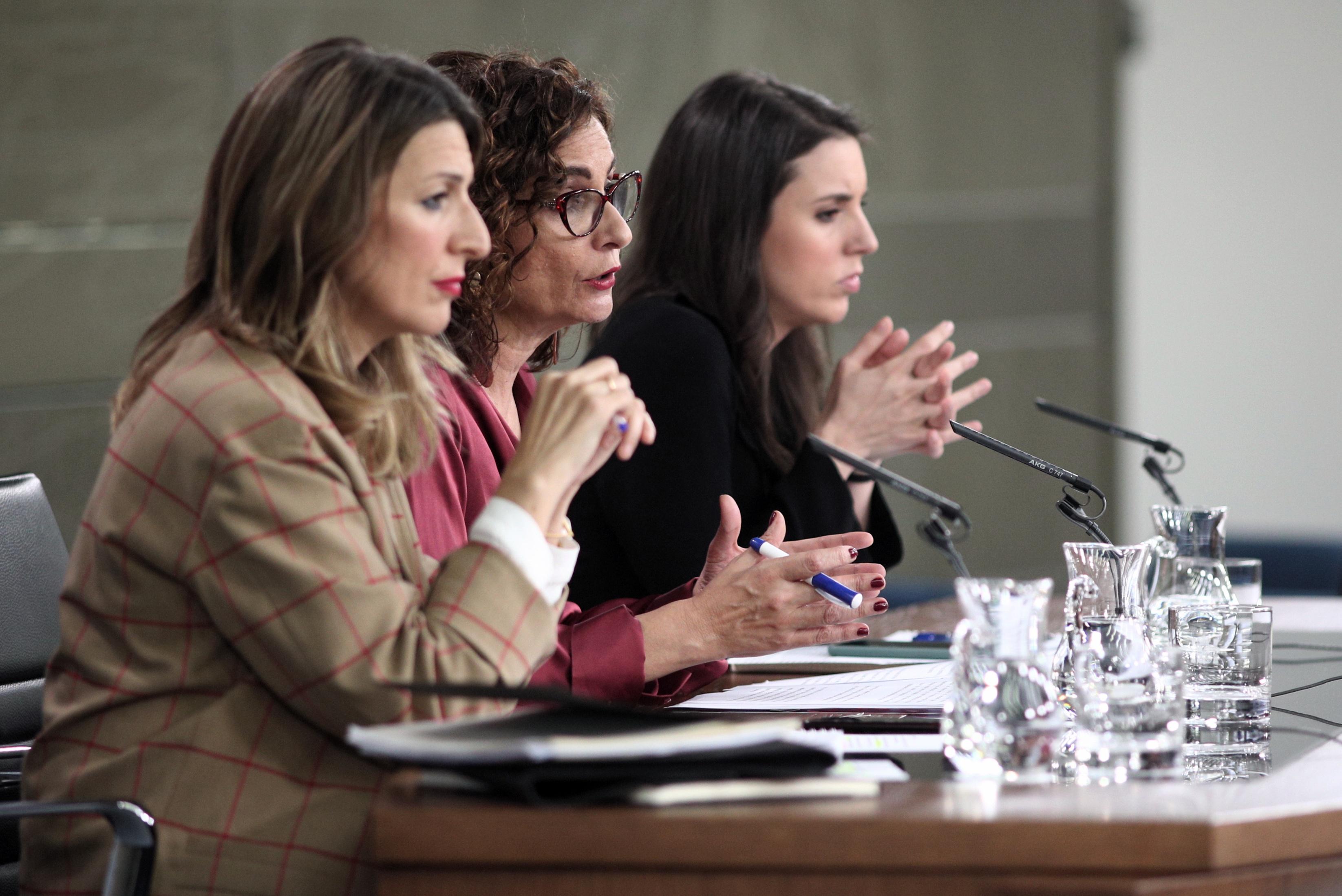 EuropaPress 2655800 (I D) La ministra de Trabajo y Economía Social Yolanda Díaz; la ministra Portavoz y de Hacienda María Jesús Montero; y la ministra de Igualdad Irene Montero comparecen en rueda de prensa tras el